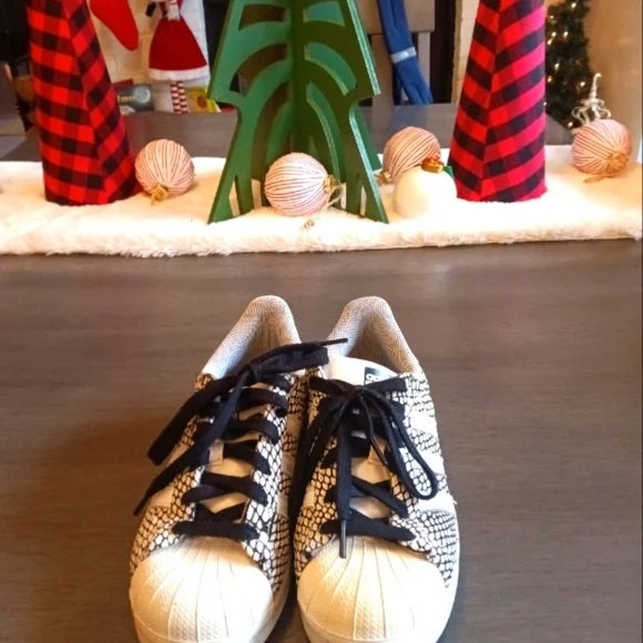 Mens Adidas SuperstarBlack and White Sneakers. Size 6.5. excellent condition